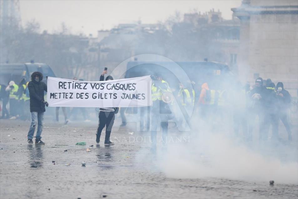 Fransa'da 'Sarı Yelekliler'in gösterisi