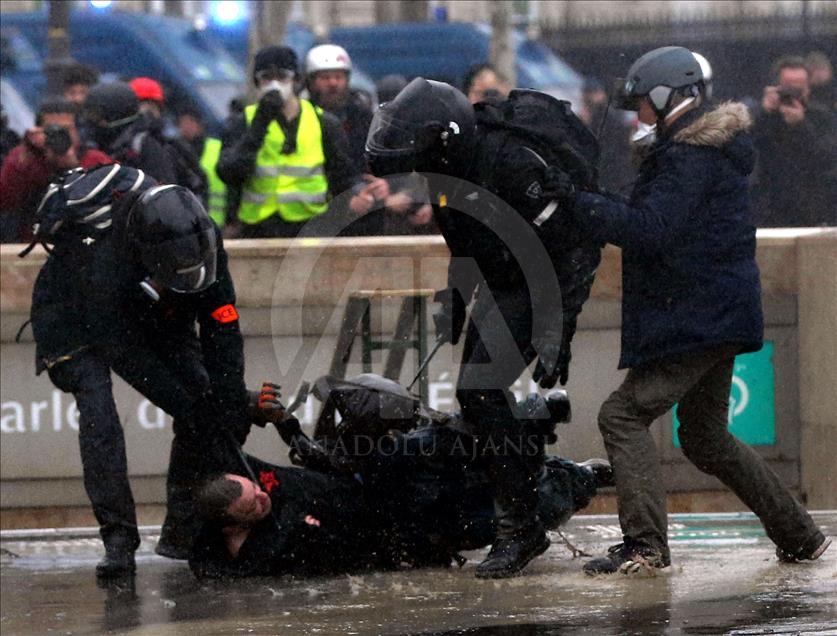 Paris'te polisin sarı yeleklilere müdahalesi devam ediyor 
