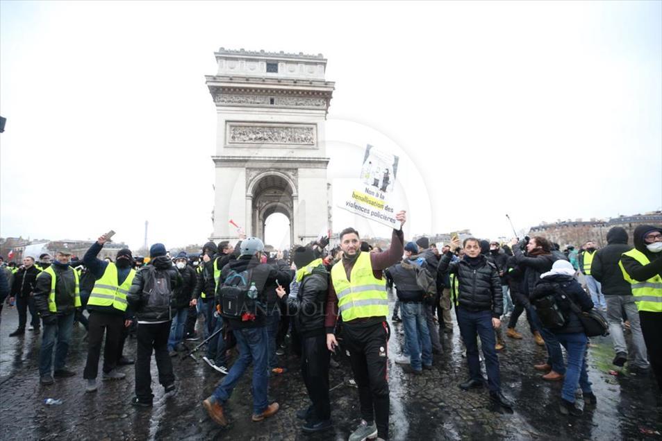 Fransa'da 'Sarı Yelekliler'in gösterisi