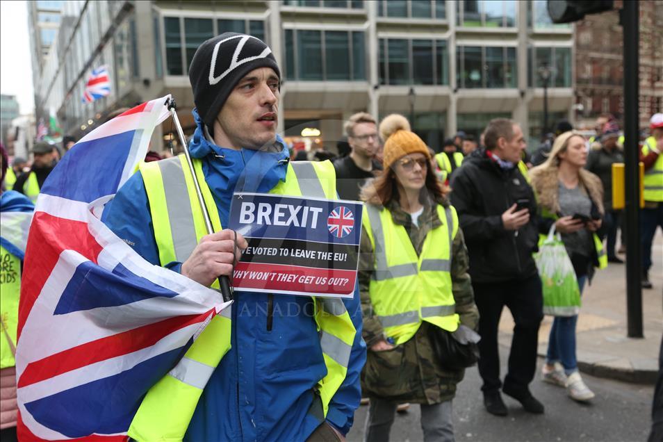 Londrada sarı yelekli sağcıların protestosu