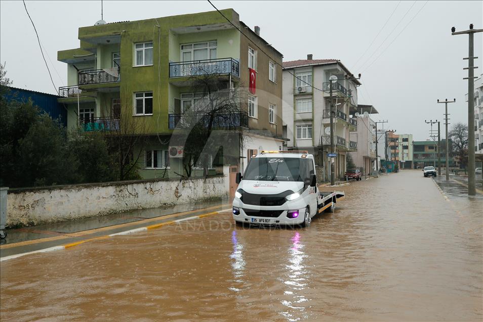 İzmir'de sağanak su baskınlarına neden oldu