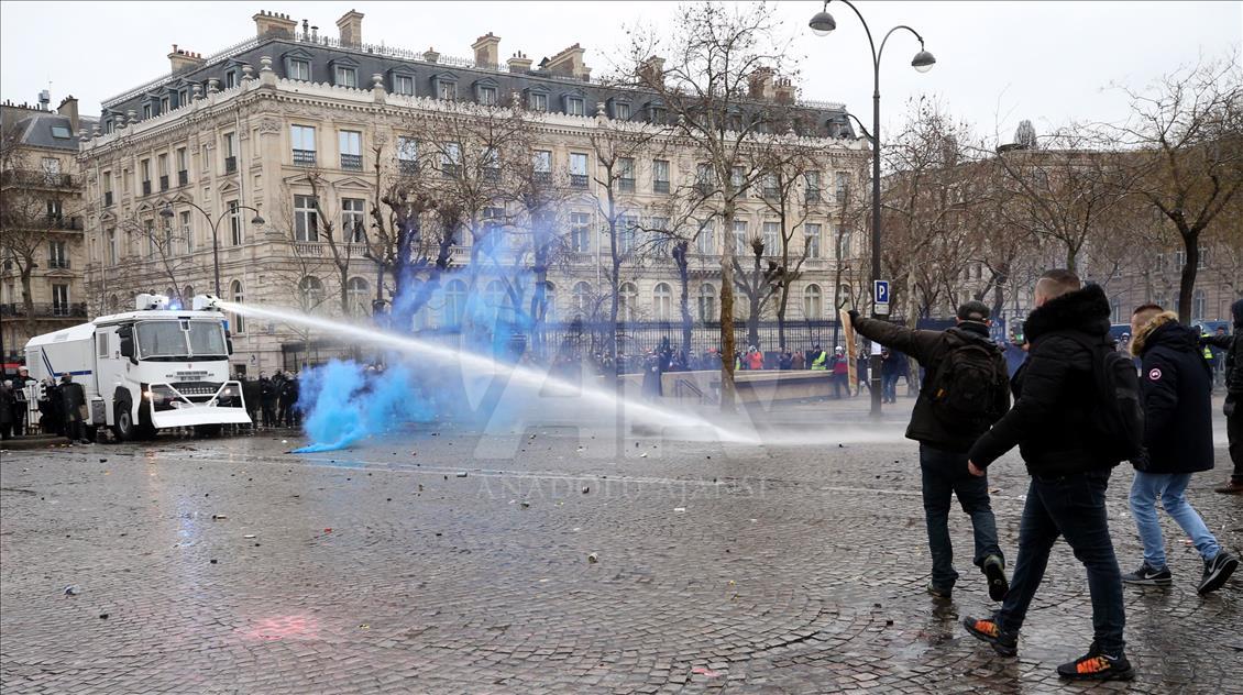 Paris'te polisin sarı yeleklilere müdahalesi devam ediyor 