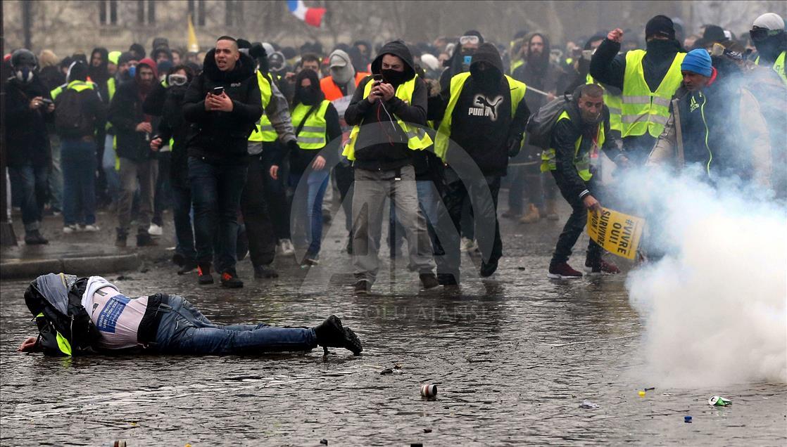 Paris'te polisin sarı yeleklilere müdahalesi devam ediyor 