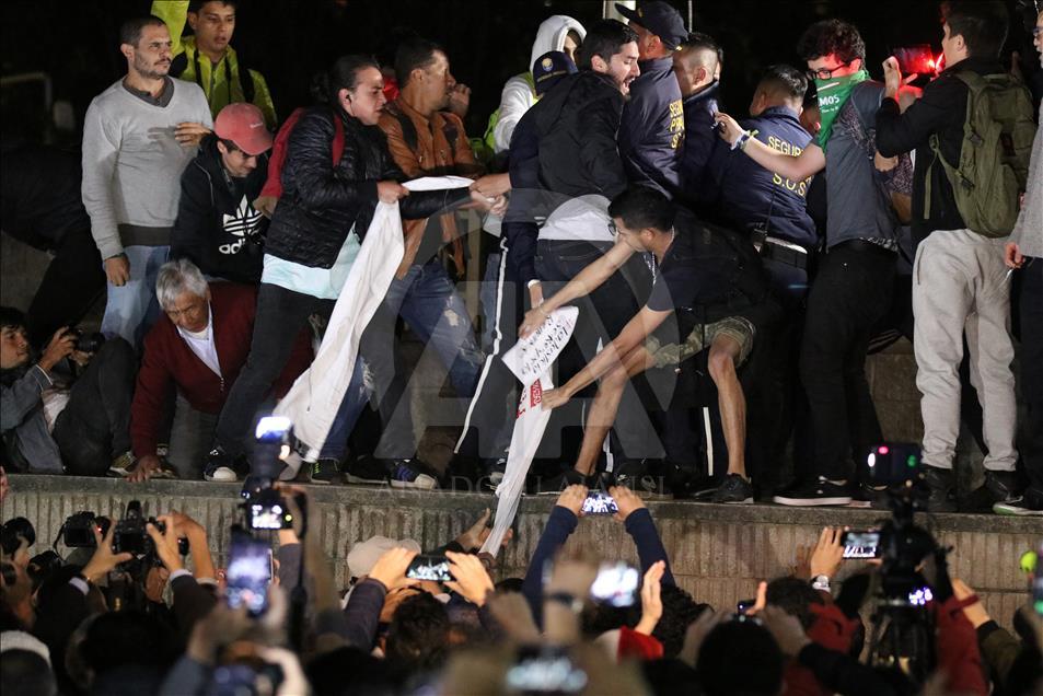 Kolombiya'da Başsavcı Martinez'in istifası için protesto