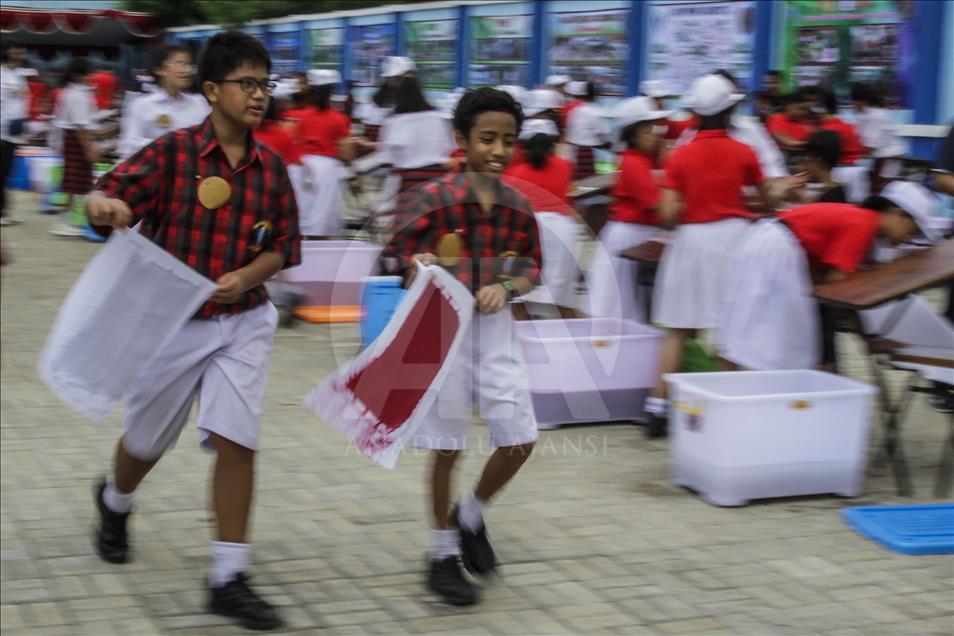 Pemecahan rekor MURI pembuatan kertas daur ulang