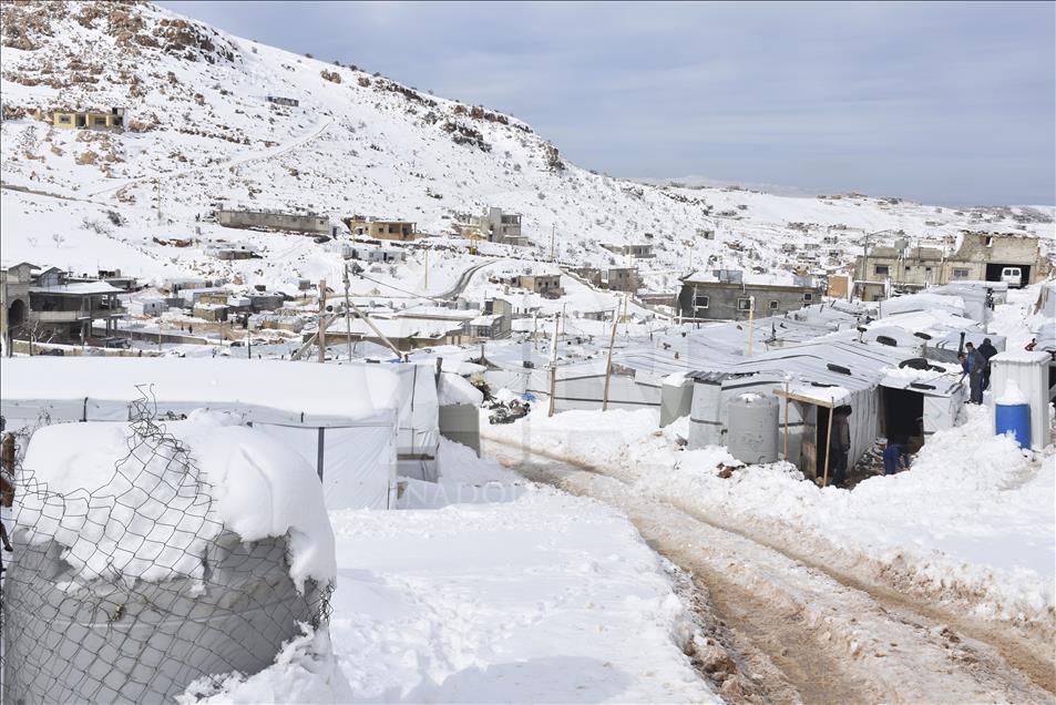 Nieve cubre campo de refugiados Arsal en el Líbano