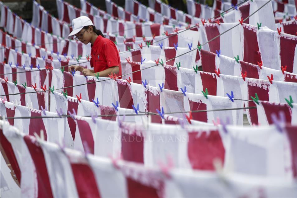 Pemecahan rekor MURI pembuatan kertas daur ulang
