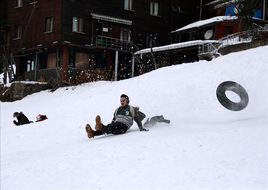 هضبة "أيدر" التركية تستقطب الزوار بعد تساقط الثلوج
