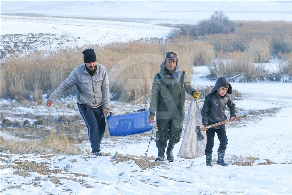 Donan gölde tehlikeli balık avı
