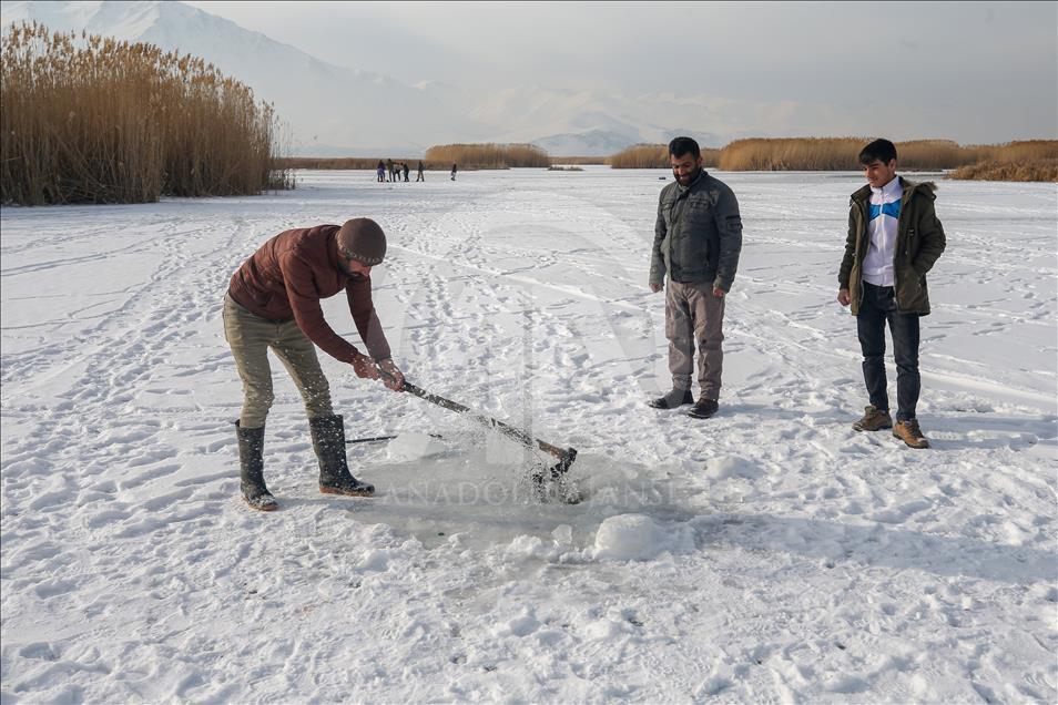 Donan gölde tehlikeli balık avı