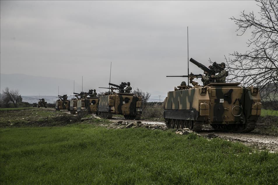 Турецкая армия проводит учения на границе с Идлибом
