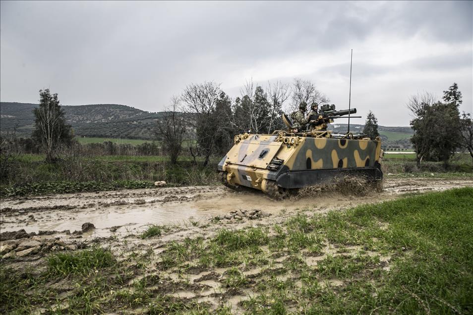 Турецкая армия проводит учения на границе с Идлибом
