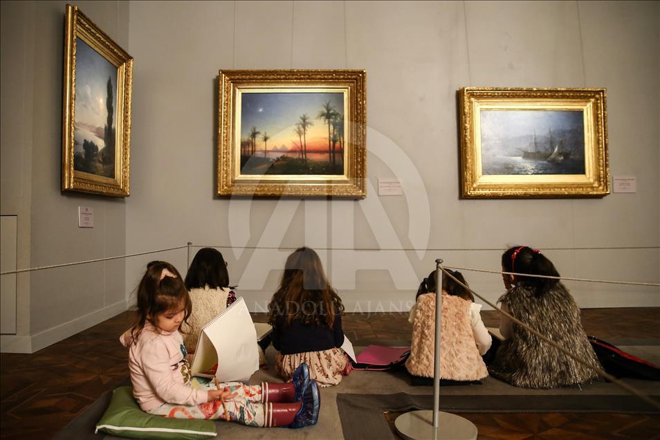 Çocukların Ayvazovski tablolarına karşı resim keyfi