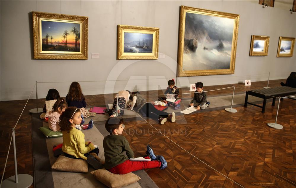 Çocukların Ayvazovski tablolarına karşı resim keyfi