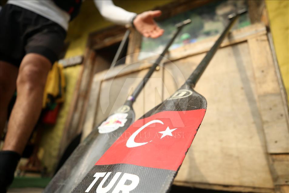 Başarı için hırçın akıntıda kürek çekiyorlar