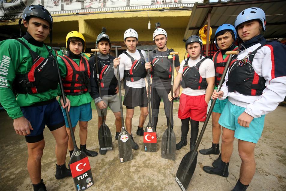 Başarı için hırçın akıntıda kürek çekiyorlar