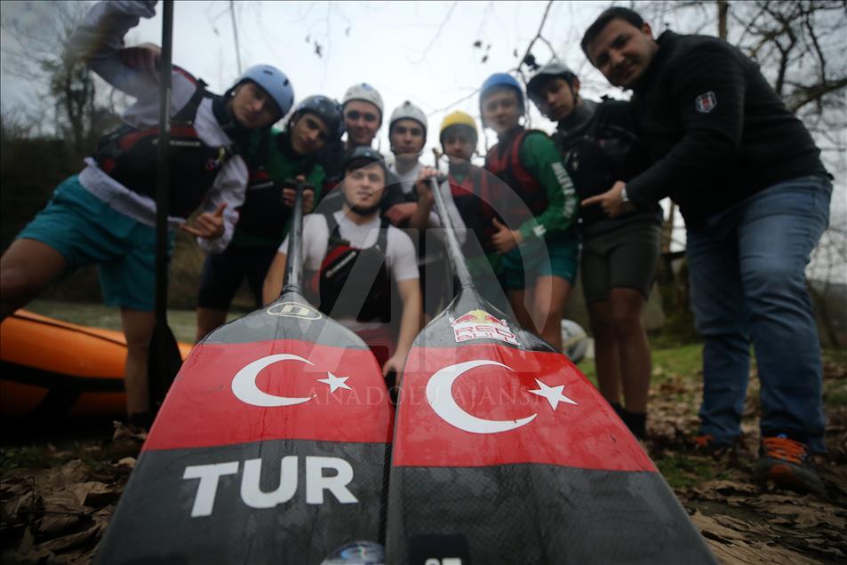 Başarı için hırçın akıntıda kürek çekiyorlar