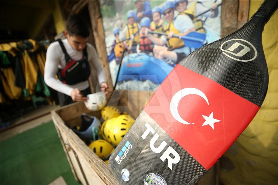 Başarı için hırçın akıntıda kürek çekiyorlar