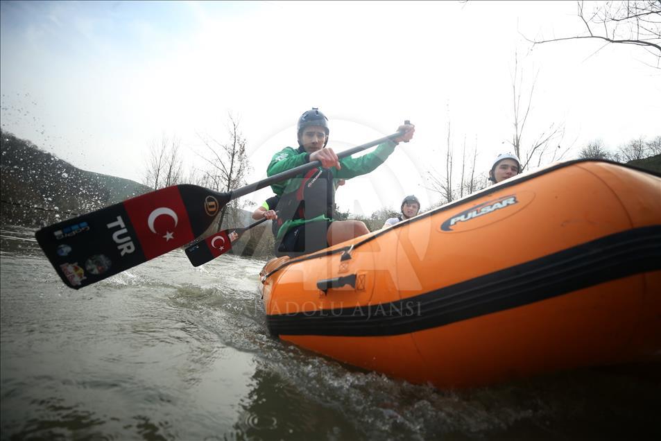 Başarı için hırçın akıntıda kürek çekiyorlar