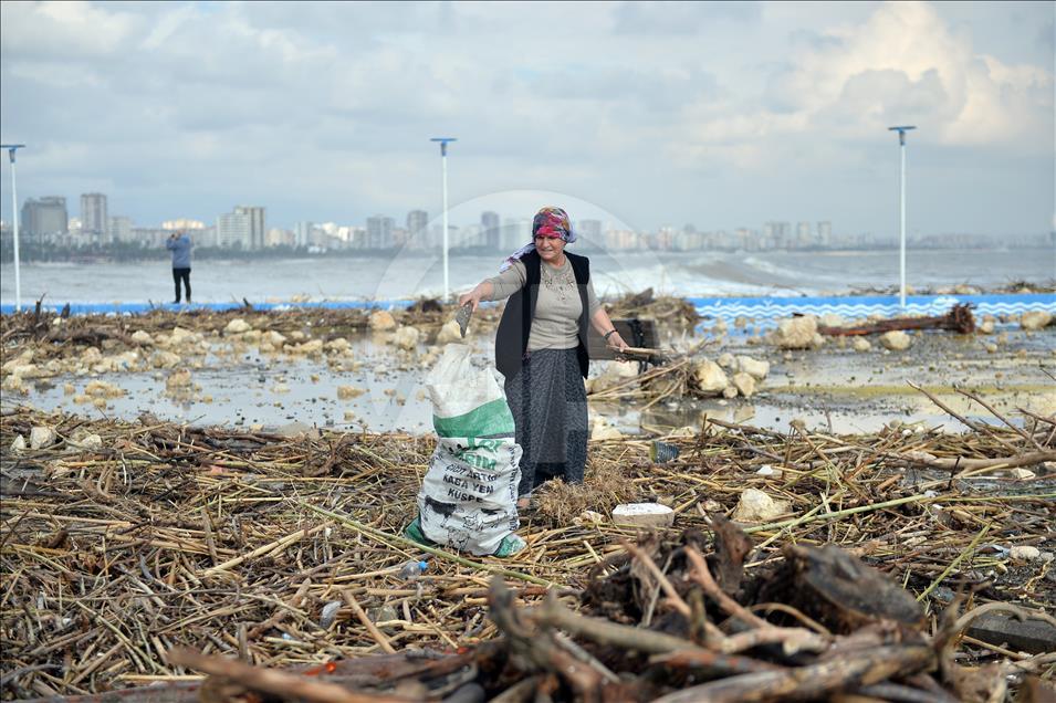 Mersin'de fırtınanın etkili olduğu bölgelerde inceleme 