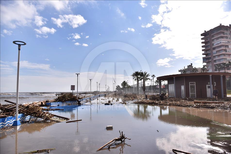 Mersin'de fırtınanın etkili olduğu bölgelerde inceleme 