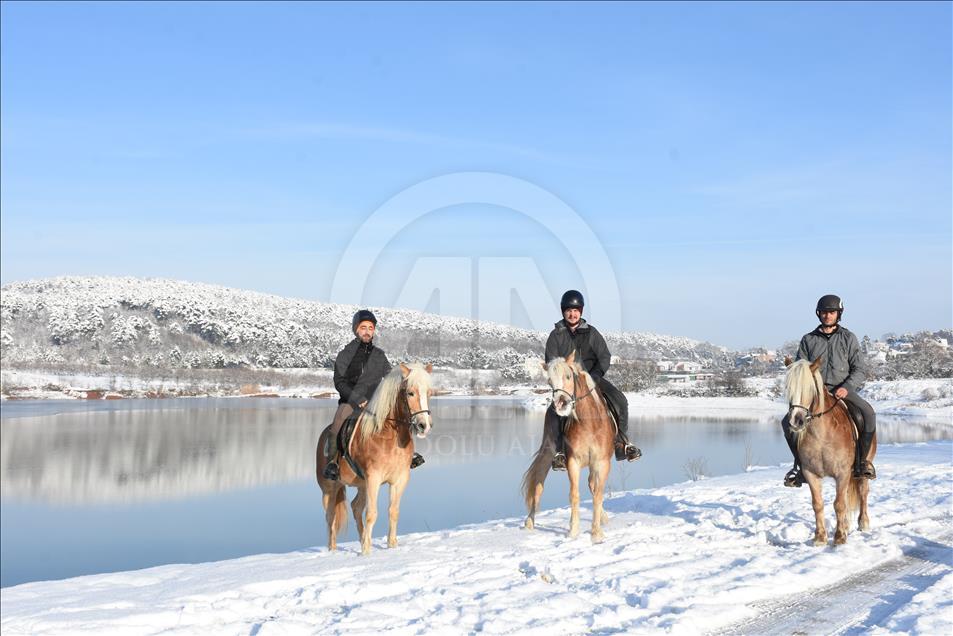 Uludağ'ın karlı eteklerinde atla gezinti turizmi