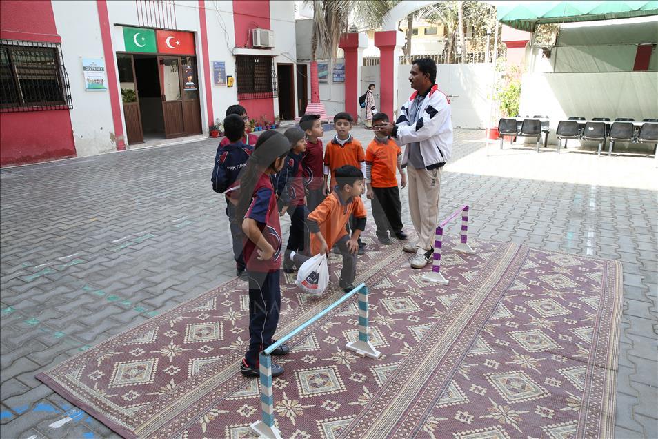 Pakistan'ın Sindh eyaletindeki FETÖ okullarının TMV'ye devri tamamlandı
