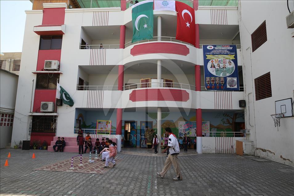 Pakistan'ın Sindh eyaletindeki FETÖ okullarının TMV'ye devri tamamlandı