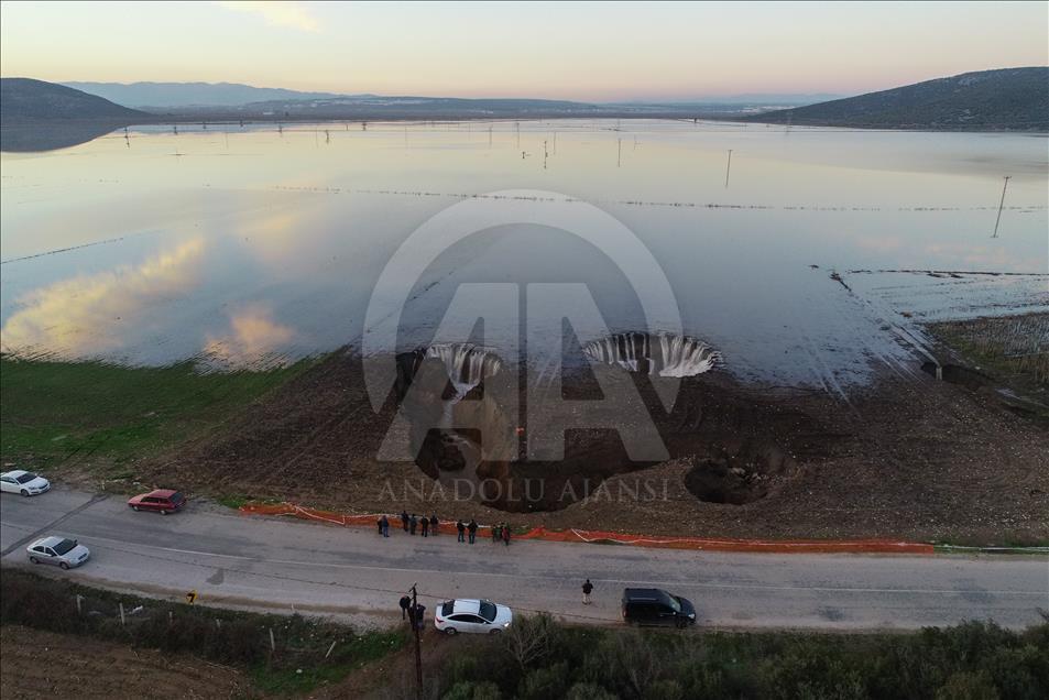 İzmir'de şiddetli yağışla düden oluşması