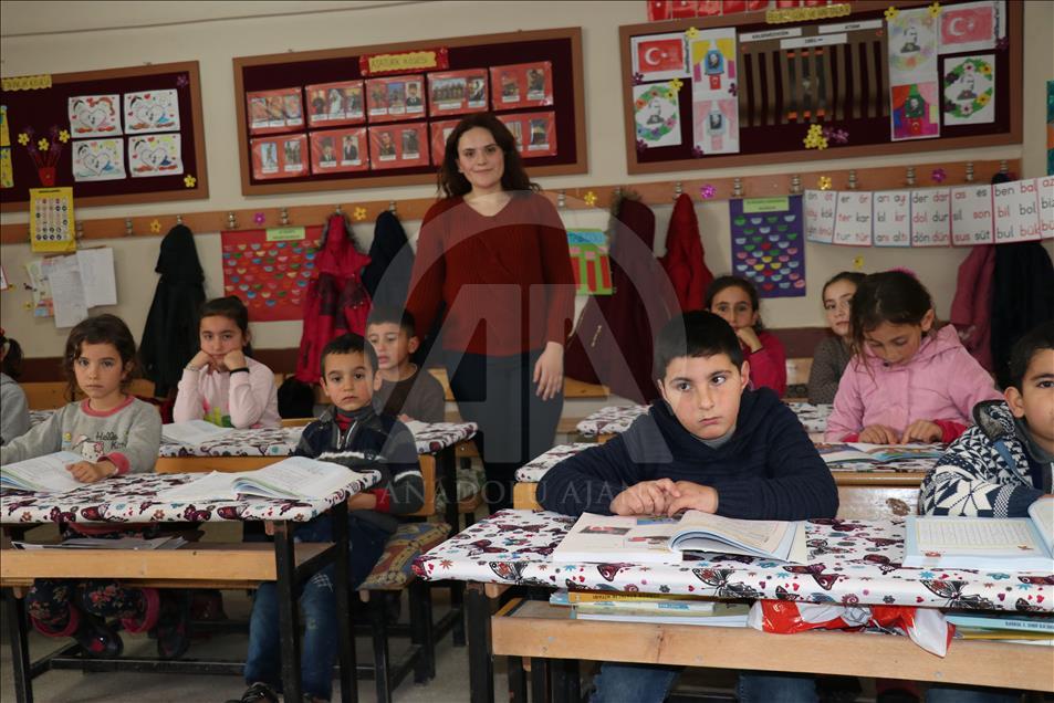 İzmirli Emine öğretmen, Diyarbakırlı öğrencilerin her şeyi oldu