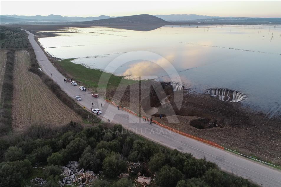 İzmir'de şiddetli yağışla düden oluşması