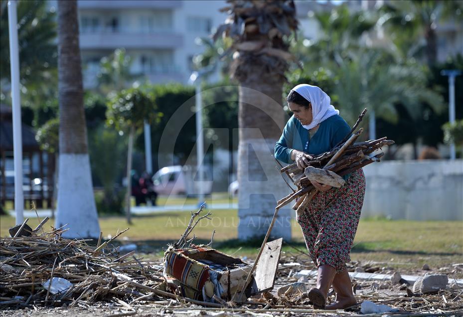 Fırtınanın sürüklediği odunları vatandaşlar topluyor