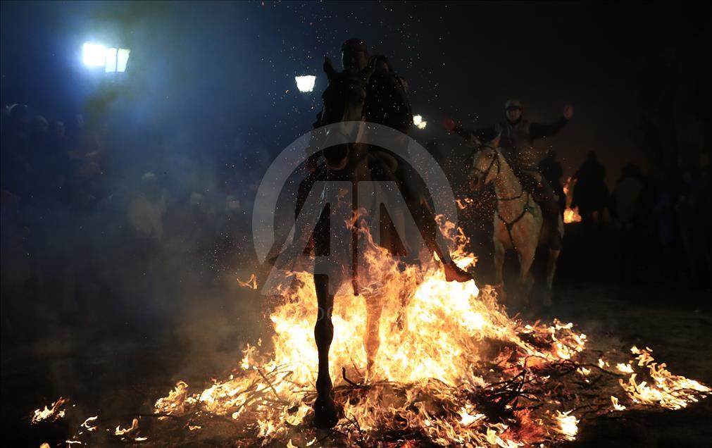 Tradicija duga 300 godina: Jahači u Španiji skokom kroz vatru skidali grijehe