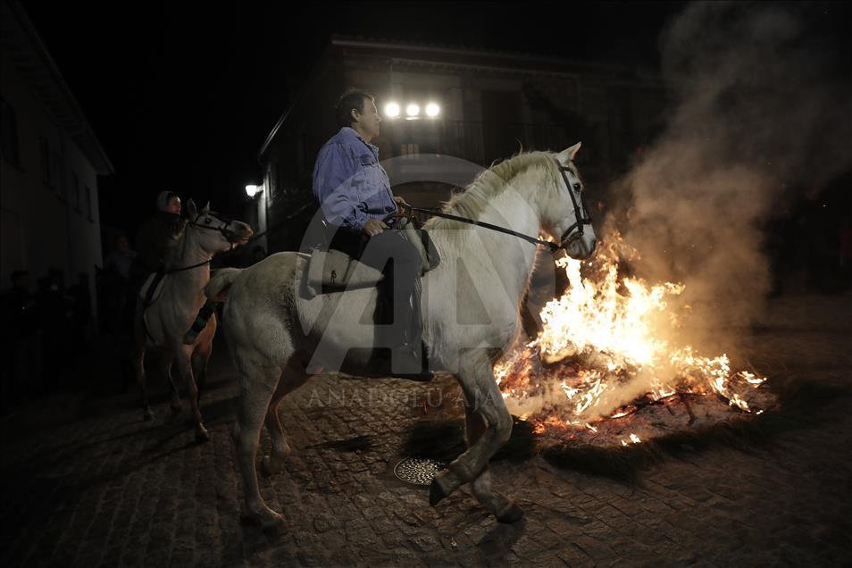 Tradicija duga 300 godina: Jahači u Španiji skokom kroz vatru skidali grijehe