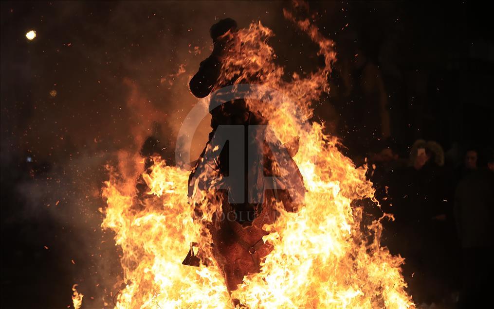 300 yıllık gelenekle atlar ateş üstünde yürütüldü
