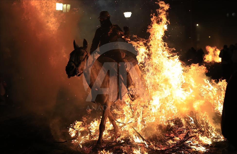 Tradita 300-vjeçare në Spanjë: Kalorësit kërcejnë zjarrin për të larë mëkatet
