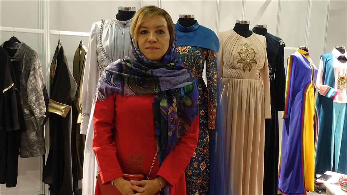 حضور گسترده بانوان افغان و ایرانی در نمایشگاه پوشاک اسلامی ترکیه
