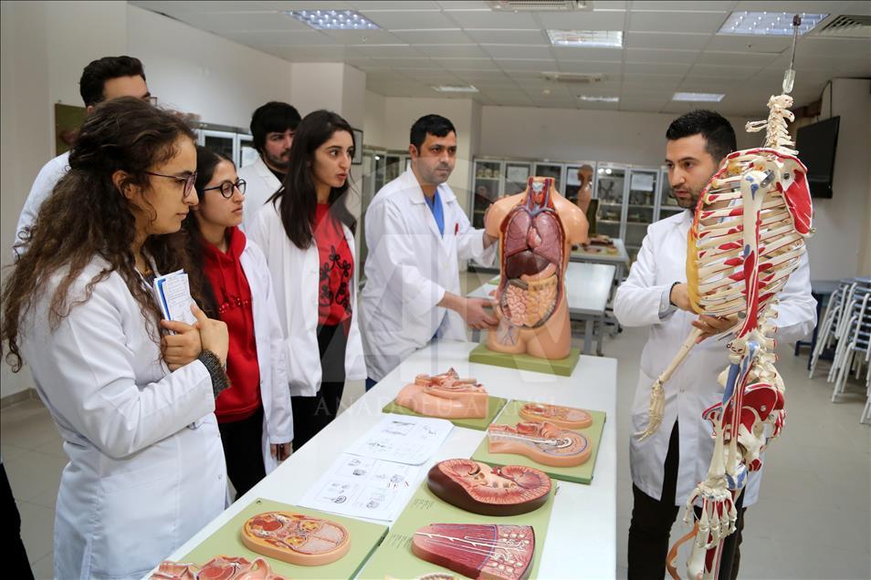أكاديمية تركية تخدم العلم بجثمانها