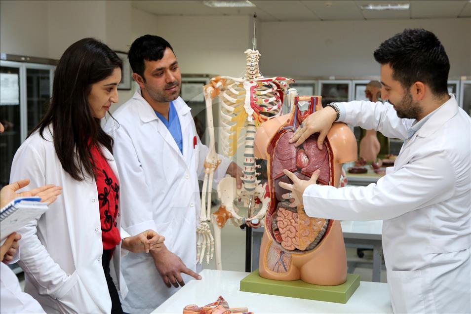 أكاديمية تركية تخدم العلم بجثمانها
