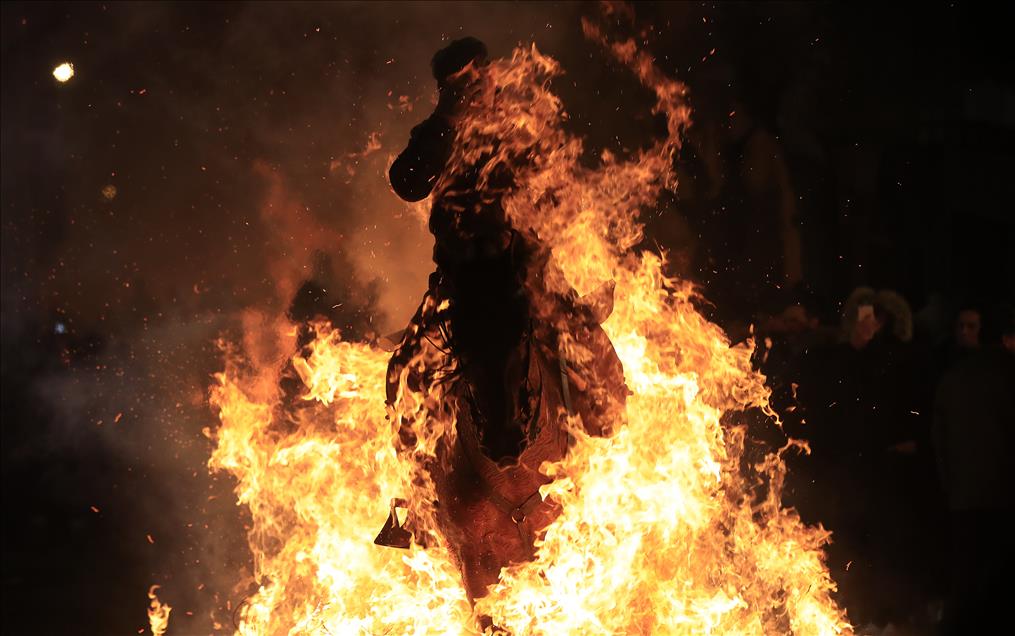 300 yıllık gelenekle atlar ateş üstünde yürütüldü
