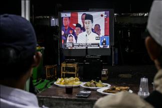 Warga nonton bareng debat pertama capres-cawapres pemilu 2019