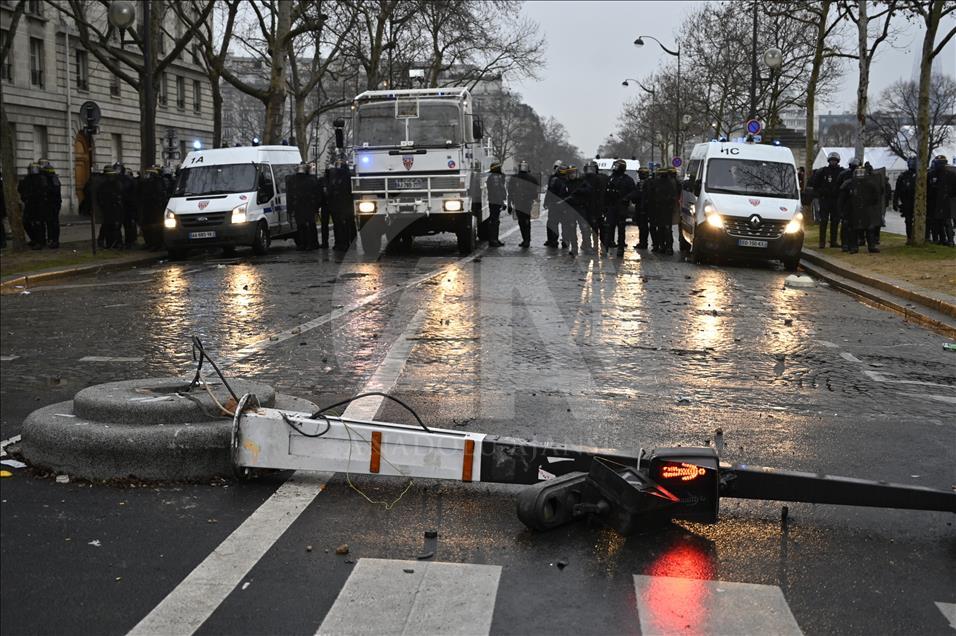 Paris'te polisin sarı yeleklilere müdahalesi devam ediyor