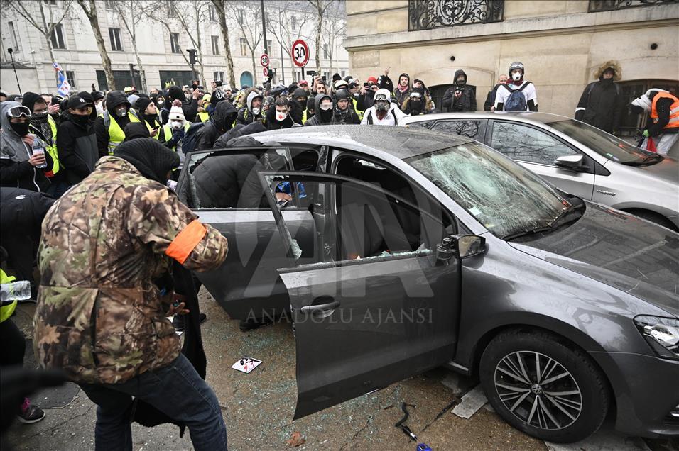 Paris'te polisin sarı yeleklilere müdahalesi devam ediyor