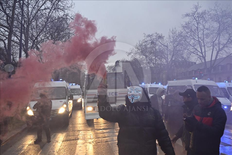 Paris'te polisin sarı yeleklilere müdahalesi devam ediyor
