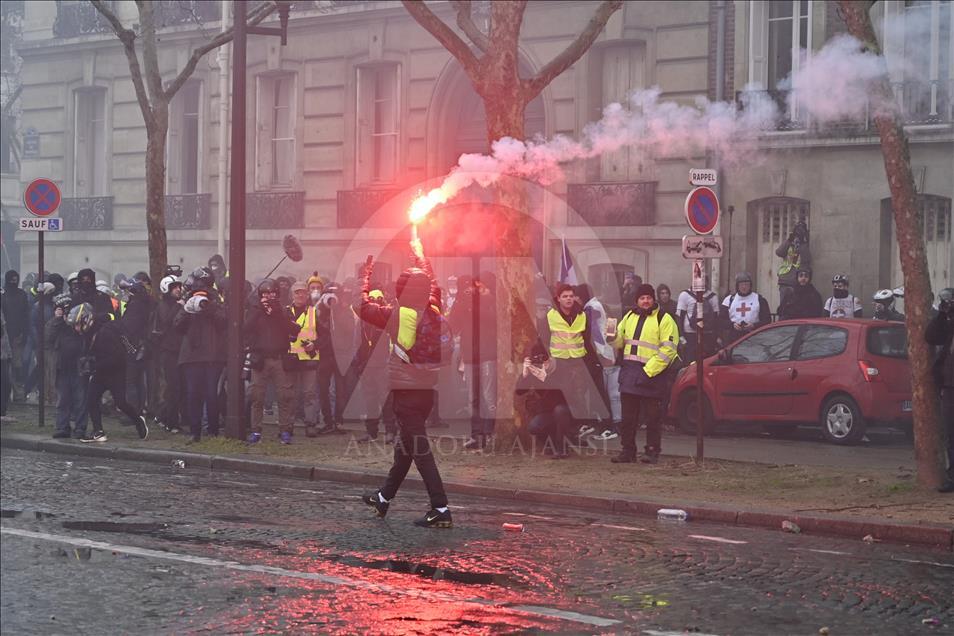 Paris'te polisin sarı yeleklilere müdahalesi devam ediyor