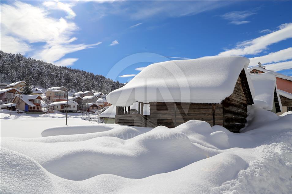 Así se ve el invierno en las montañas Egricimen en Sivas, Turquía