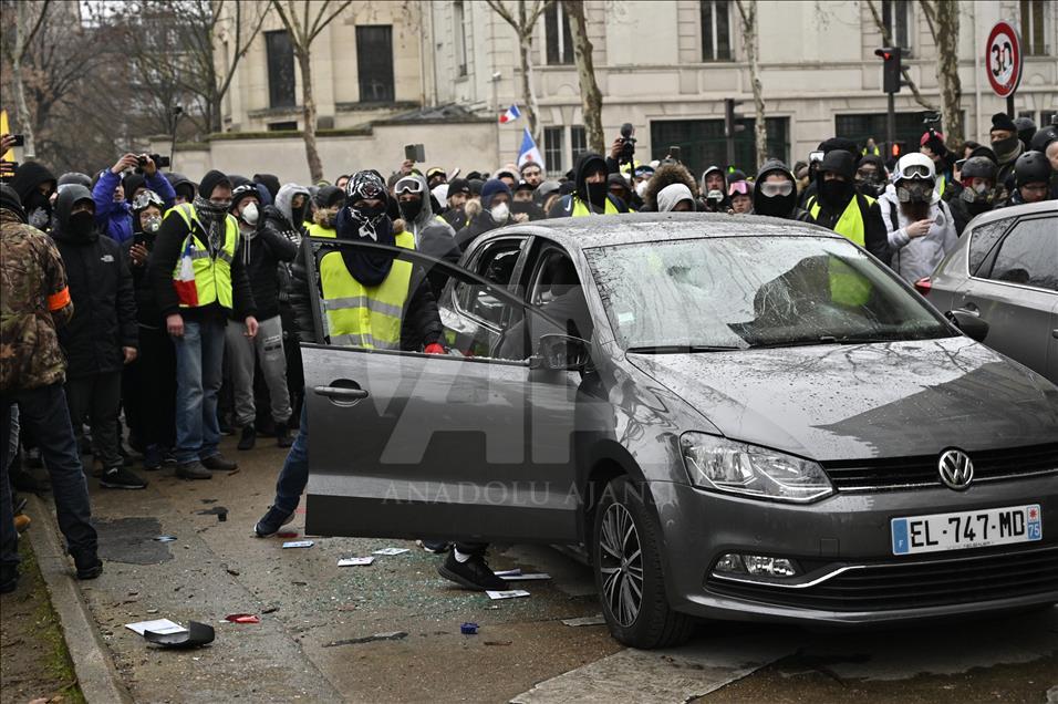 Paris'te polisin sarı yeleklilere müdahalesi devam ediyor
