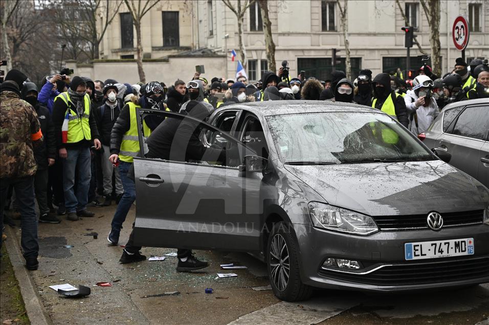 Paris'te polisin sarı yeleklilere müdahalesi devam ediyor