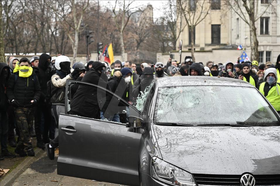 Paris'te polisin sarı yeleklilere müdahalesi devam ediyor