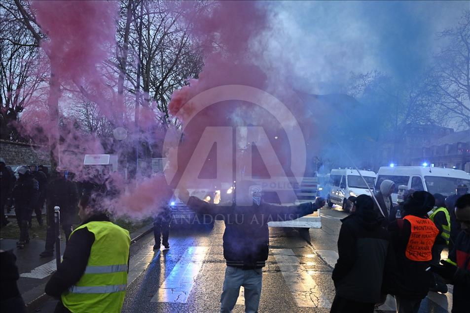 Paris'te polisin sarı yeleklilere müdahalesi devam ediyor